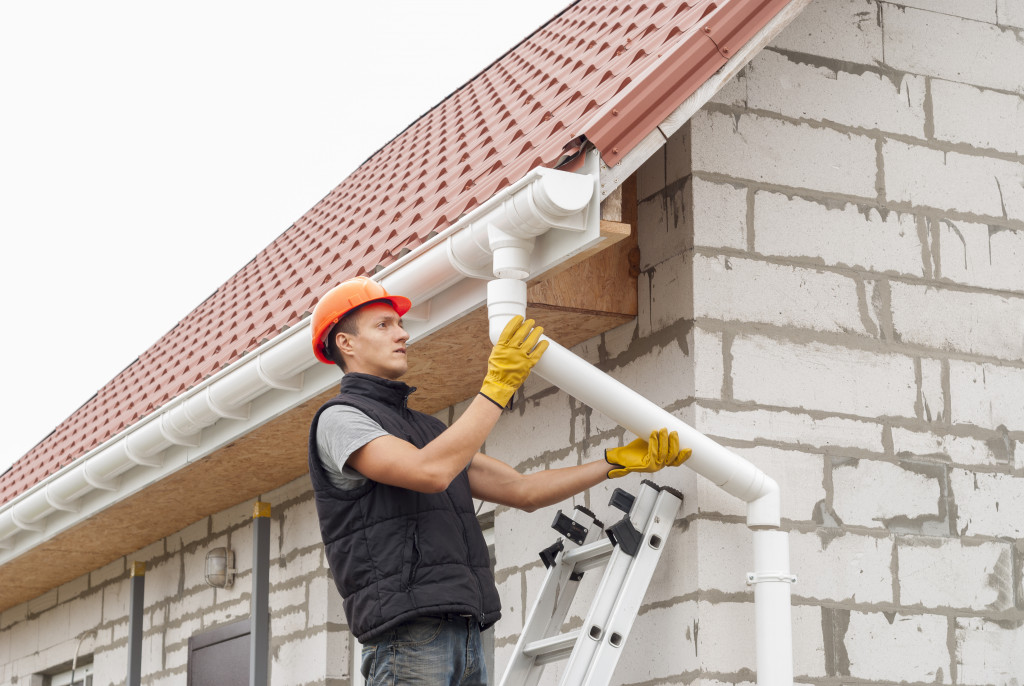 roof gutter cleaning