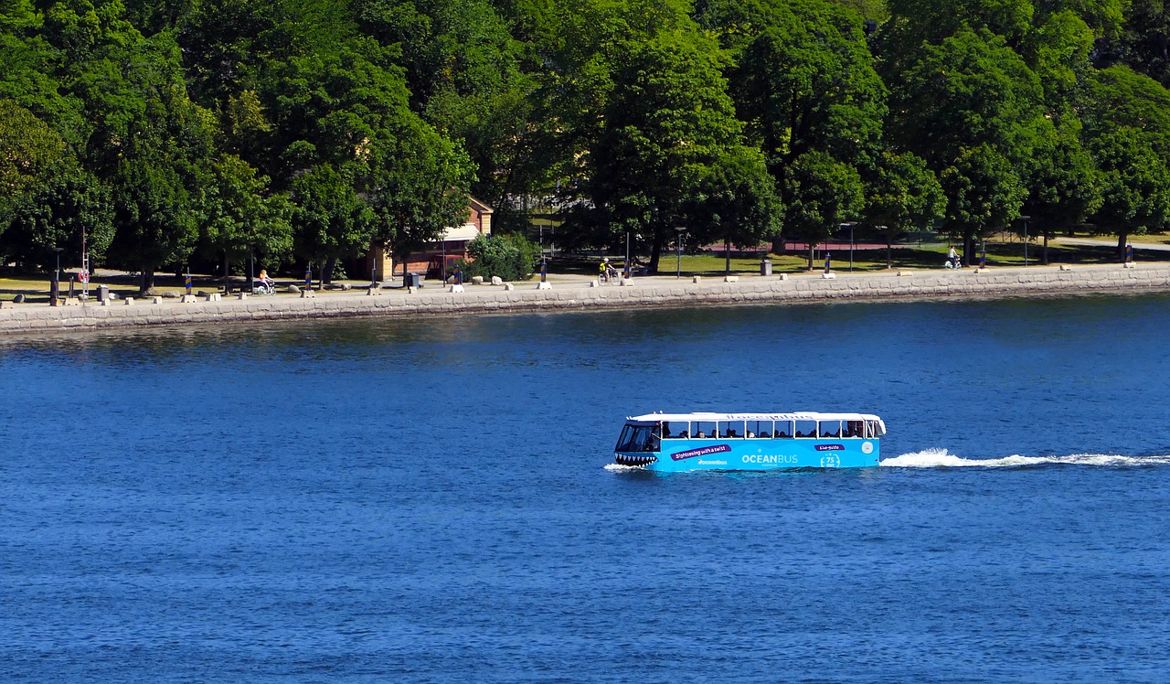Amphibious bus for transfering tourists