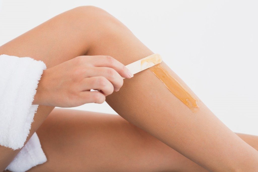 hot wax on woman's leg