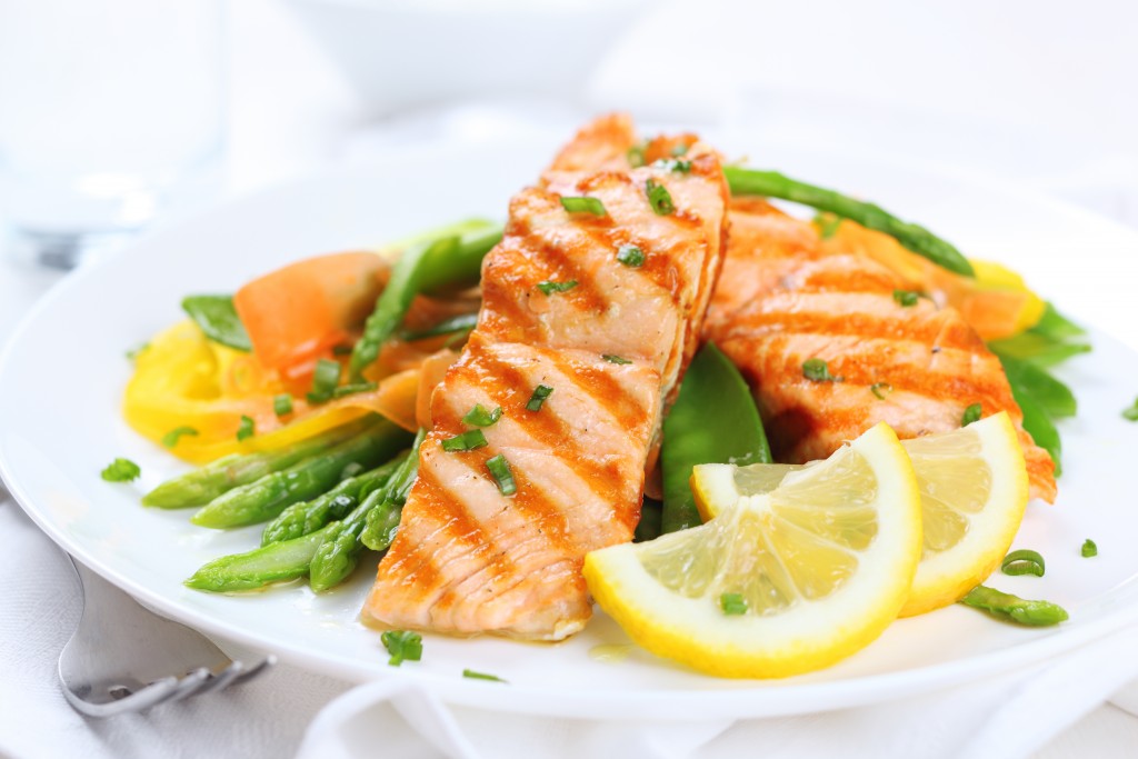 grilled salmon with asparagus and lemon