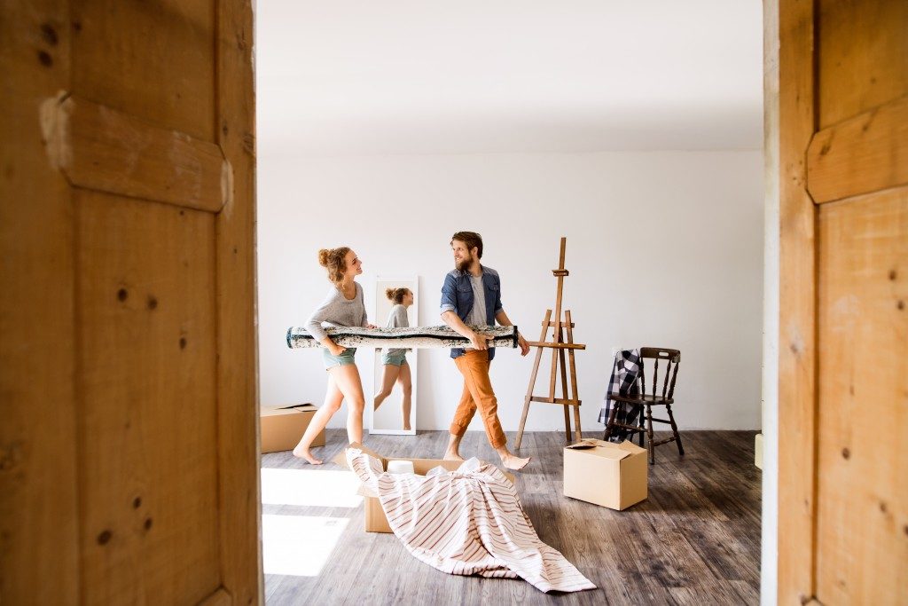 couple moving to a new home