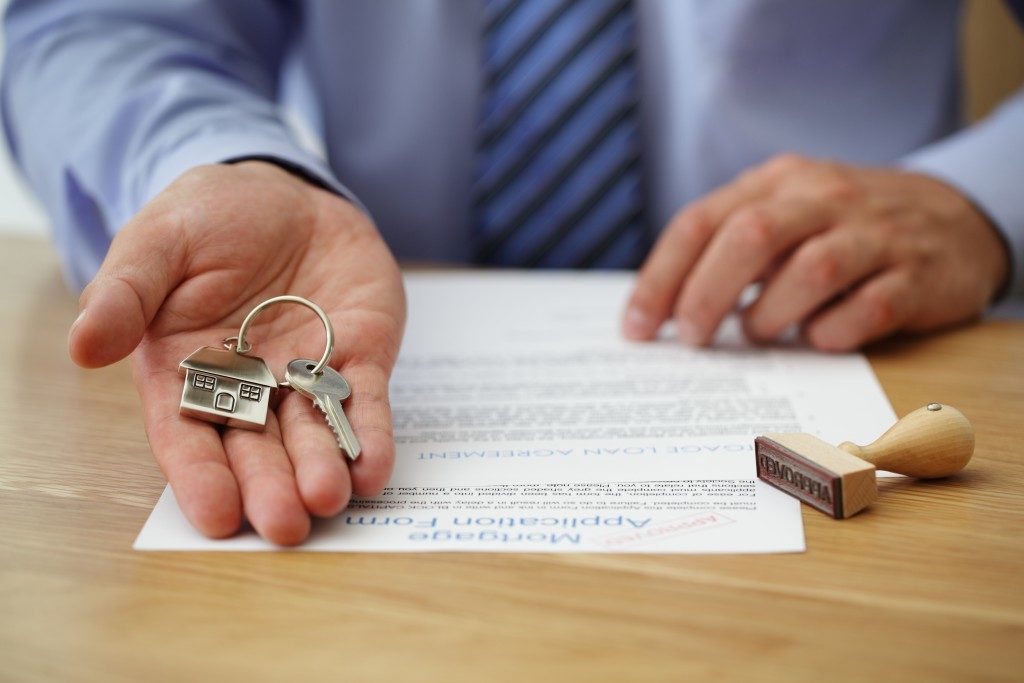 house keys with keychain of a house