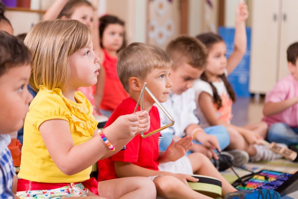 preschool students sitting on the floor