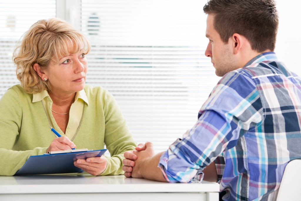 patient consulting to a doctor