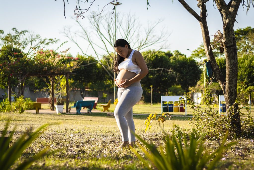 pregnant-woman-wearing-leggings